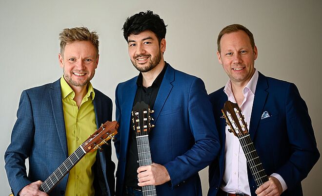 Die drei Mitglieder des Alegrias Guitar Trio mit jeweils einer Gitarre in der Hand