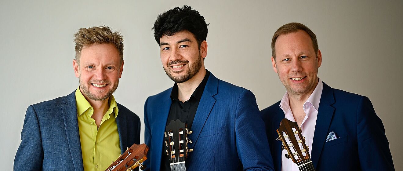 AGT profile photo 1 (by Kazuo Sato) 600dpi Die drei Mitglieder des Alegrias Guitar Trio mit jeweils einer Gitarre in der Hand