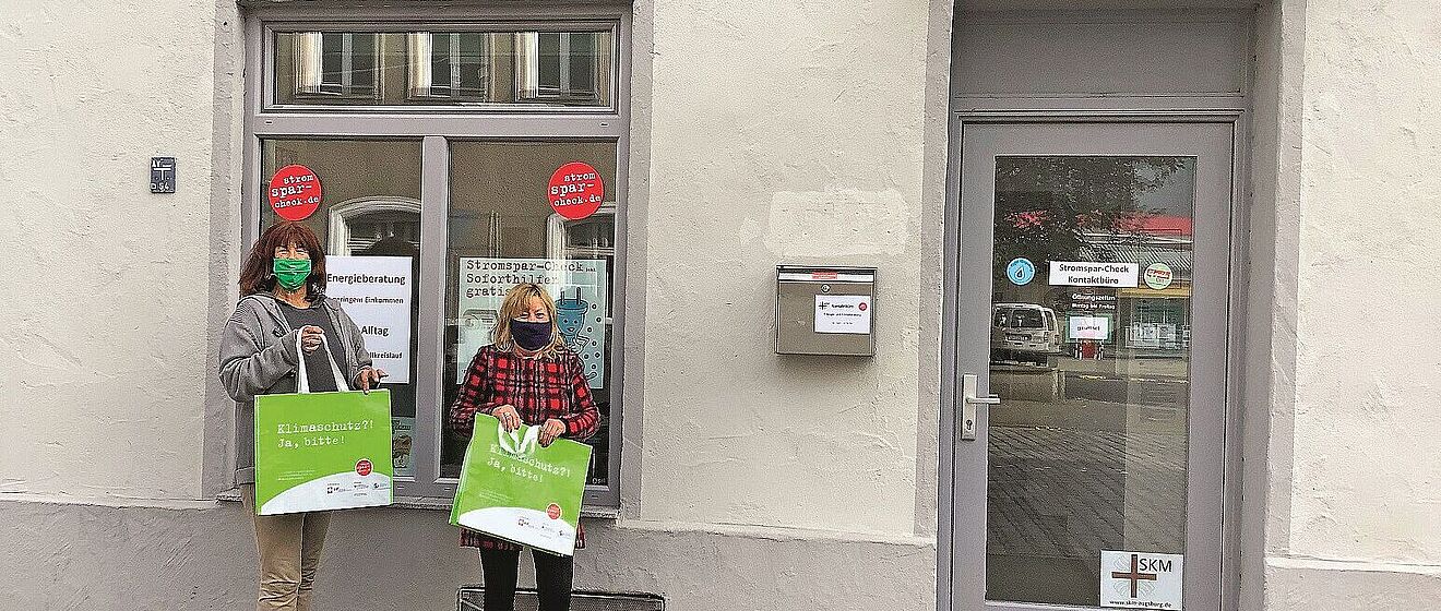 Header: Zwei Frauen stehen vor einem Haus