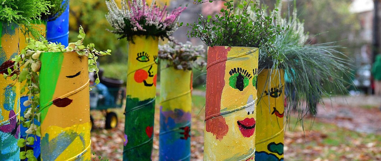 Bemalte Blumenkästen stehen nebeneinander