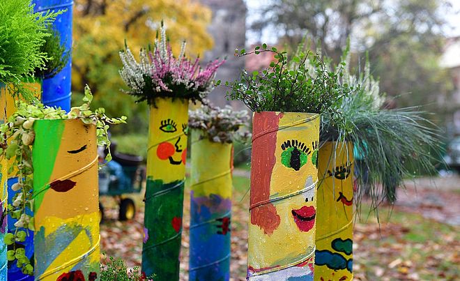 Bemalte Blumenkästen stehen nebeneinander