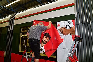 Straßenbahn wird im FCA Design foliert. - Ein Klick auf das Bild führt zur vergrößerten Fotoansicht.