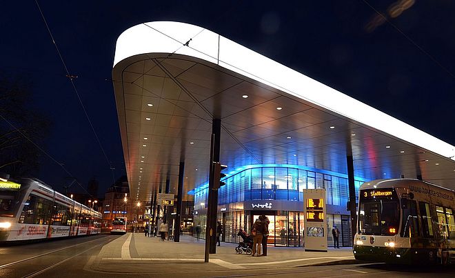 Haltestelle Königsplatz mit Straßenbahn bei Nacht. Weiterverlinkung auf swa klimaneutrale Mobilität Magazinartikel