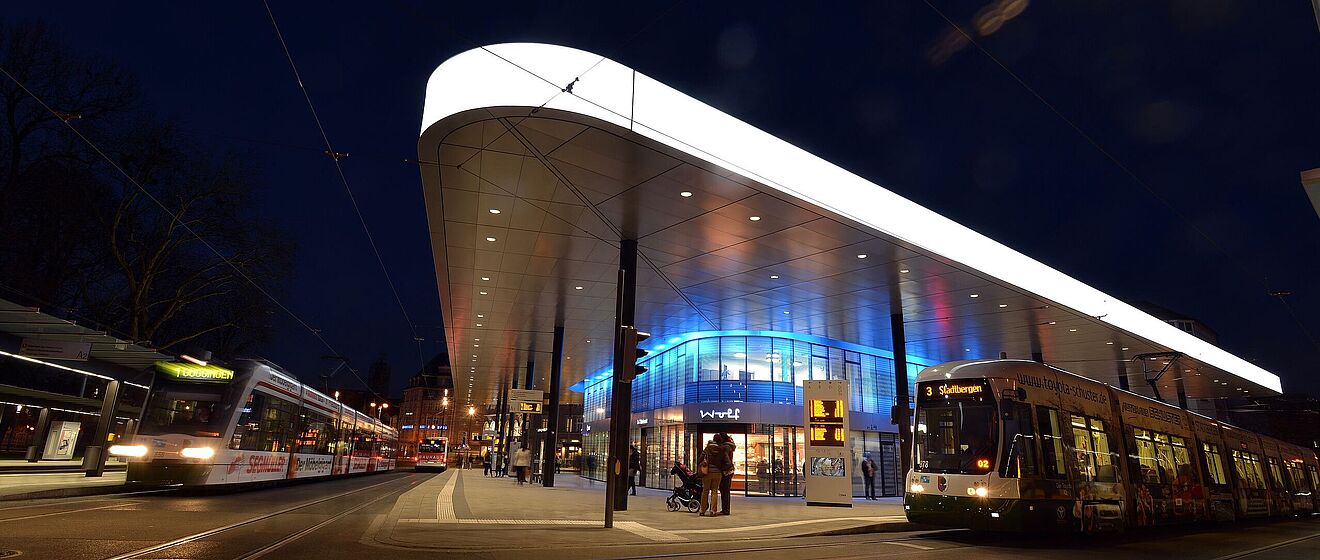 Haltestelle Königsplatz mit Straßenbahn bei Nacht. Weiterverlinkung auf swa klimaneutrale Mobilität Magazinartikel