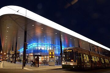 Haltestelle Königsplatz mit Straßenbahn bei Nacht. Weiterverlinkung auf swa klimaneutrale Mobilität Magazinartikel
