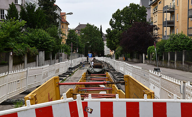 Baustelle, an der Fernwärmeleitungen verlegt werden