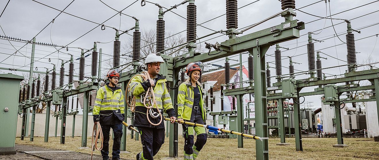 Drei swa Mitarbeiter mit Ausrüstung im Spannwerk. Weiterverlinkung zu Netzedienstleistungsseite