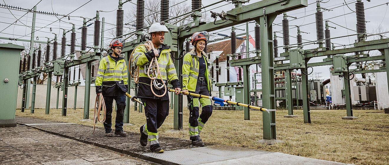 Drei swa Mitarbeiter mit Ausrüstung im Spannwerk.