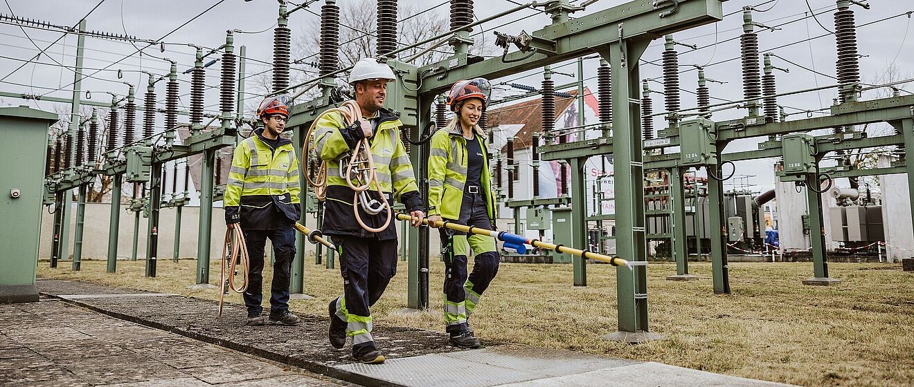 Drei swa Mitarbeiter mit Ausrüstung im Spannwerk. 