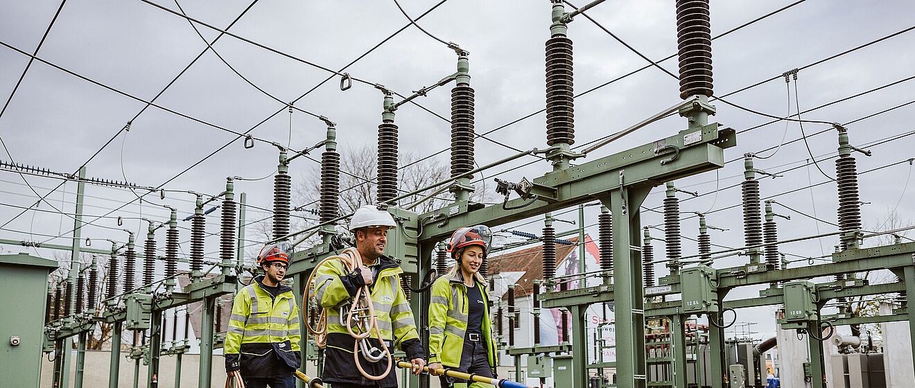 Drei swa Mitarbeiter mit Ausrüstung im Spannwerk. Weiterverlinkung zu Netzedienstleistungsseite