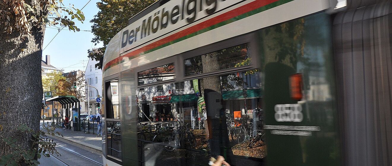 Straßenbahn fährt an eine Haltestelle