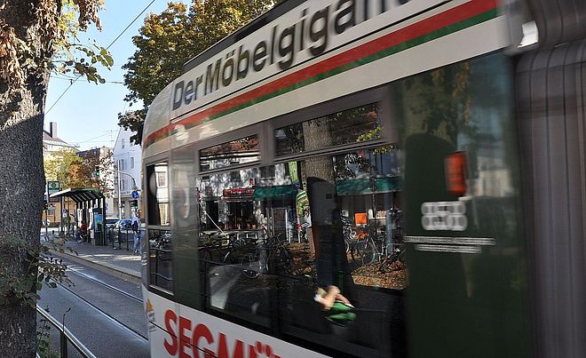 Straßenbahn fährt an eine Haltestelle