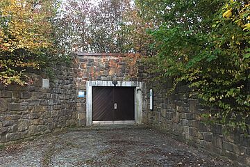 Der gut getarnte Zugang zum Hochbehälter Steppach Zugang zum Hochbehälter Steppach. Ein Klick sorgt für eine Großansicht des Bildes.