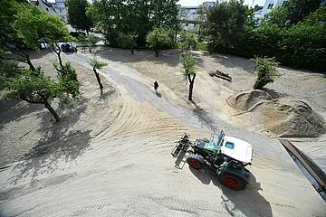 Traktor fährt auf dem Gaswerksgelände