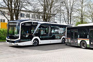 Mann sitzt am Steuer eines neuen swa eBusses. Rechts ist ein