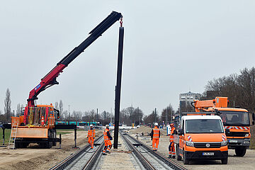 Baustelle der Linie 3: Ein Rohr wir verlegt, Linie 3: Das letzte Gleisstück wird eingesetzt. - Ein Klick auf das Bild führt zur vergrößerten Fotoansicht.