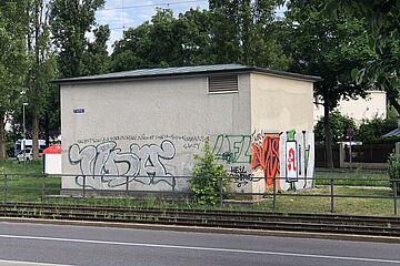 Station mit Graffiti, - Ein Klick auf das Bild führt zur vergrößerten Fotoansicht.