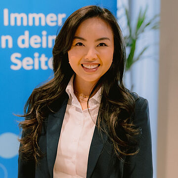 lächelnde swa Personaleferentin vor einem blauen swa Banner