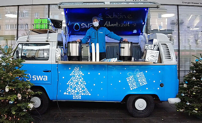 swa-Wasserbulli steht am Königsplatz und schenkt Punsch aus