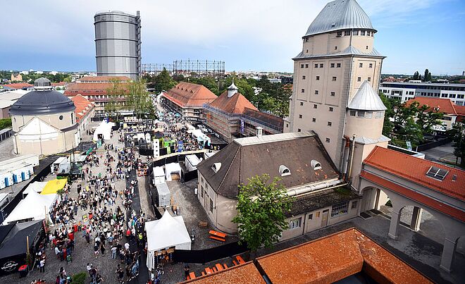 Luftaufnahme von Menschen auf dem Gaswerksgelände Weiterverlinkung auf swa Kulturzentrum Newsartikel