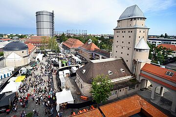 Luftaufnahme von Menschen auf dem Gaswerksgelände