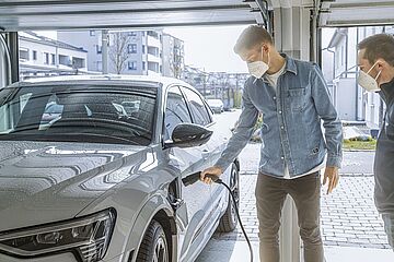 Finnbogason schließt sein Ladekabel an sein Auto an. - Ein Klick auf das Bild führt zur vergrößerten Fotoansicht.