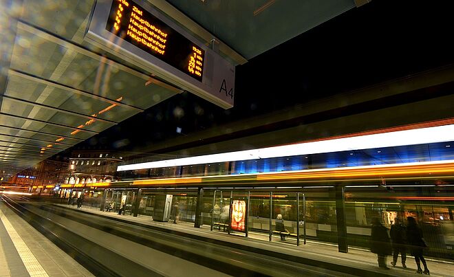 Detailaufnahme des Kö bei Nacht.