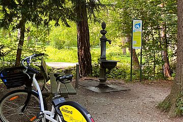 Fahrrad in der nähe eines Trinkbrunnens