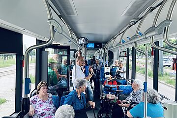 Senioren sitzen in Bus