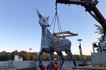 Aufbau einer Rehskulptur mit einem Kran.