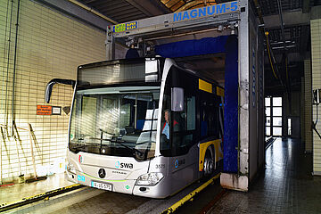 Ein Bus fährt durch die swa Buswaschanlage - Ein Klick auf das Bild führt zur Fotoansicht.