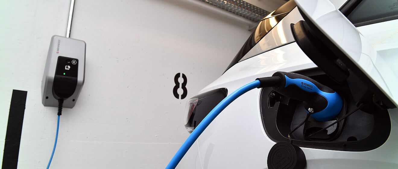 Auto in Tiefgarage an e-Ladesäule angeschlossen.