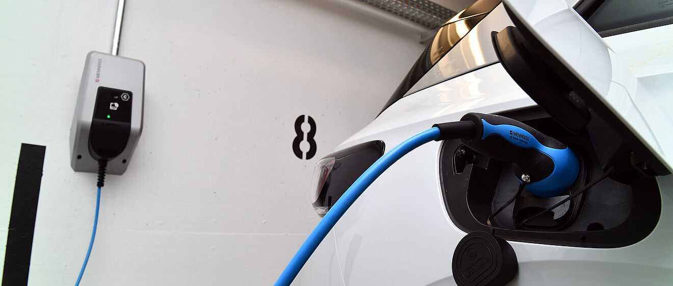 Auto in Tiefgarage an e-Ladesäule angeschlossen.