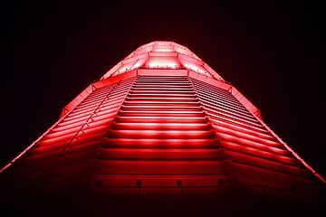 Rot beleuchteter großer Scheibengasbehälter. - Ein Klick auf das Bild führt zur vergrößerten Fotoansicht.