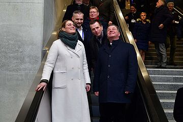 Menschen stehen auf den Rolltreppen und den normalen Treppen im Augsburger Hauptbahnhof und schauen nach oben. Ein Klick sorgt für eine Großansicht des Bildes.