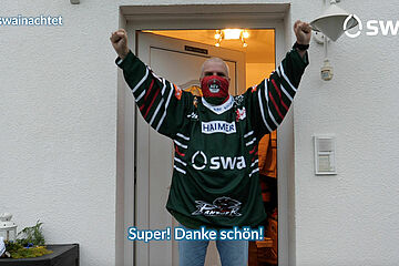 AEV-Fan freut sich über sein neues Trikot - Ein Klick auf das Bild führt zur vergrößerten Fotoansicht.