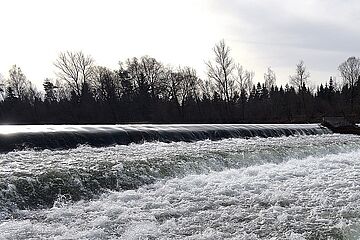 Eine Wasserschwelle im Lech.