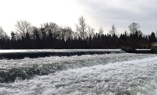 Eine Wasserschwelle im Lech.