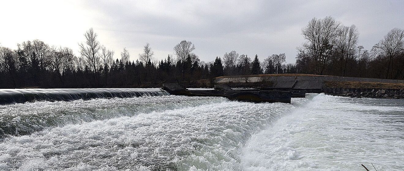 Eine Wasserschwelle im Lech.