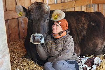 Frau mit einer Kuh mein Kuhkuscheln