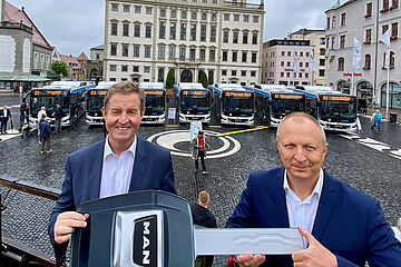 Foto der symbolischen Schlüsselübergabe. - Ein Klick auf das Bild führt zur vergrößerten Fotoansicht.