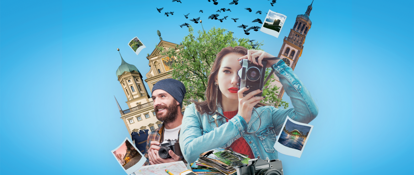 Kugelartige Collage mit einer Frau und einem Mann im Vordergrund. Die Frau fotografiert, während der Mann mit Vollbart und Mütze die Kamera in den Händen hält. Im Hintergrund sind ein Baum, das Augsburger Rathaus und der Perlachturm zu sehen. Die Szene ist von fliegenden Vögeln und Bildern umgeben.