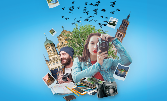 Kugelartige Collage mit einer Frau und einem Mann im Vordergrund. Die Frau fotografiert, während der Mann mit Vollbart und Mütze die Kamera in den Händen hält. Im Hintergrund sind ein Baum, das Augsburger Rathaus und der Perlachturm zu sehen. Die Szene ist von fliegenden Vögeln und Bildern umgeben.
