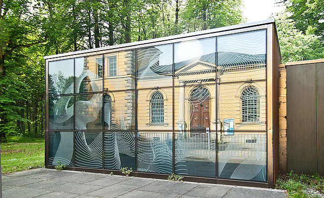 Die moderne Glasfassade des Historischen Wasserwerks am Hochablass in Augsburg.