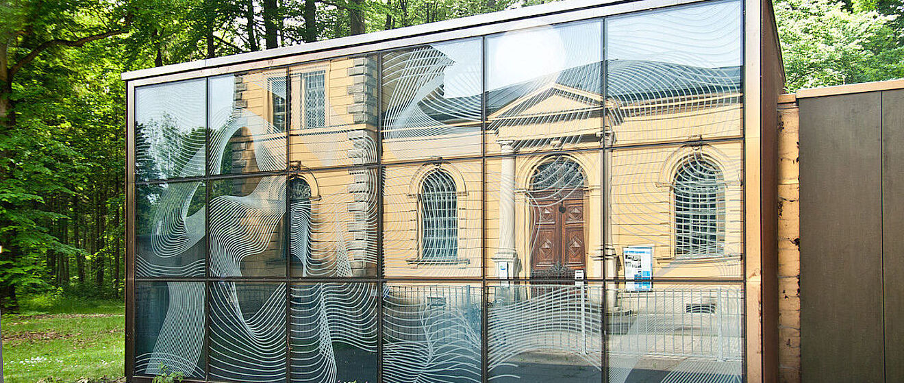 Die moderne Glasfassade des Historischen Wasserwerks am Hochablass in Augsburg.