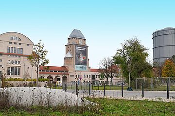Gaswerkgebäude und Gaskessel von außen