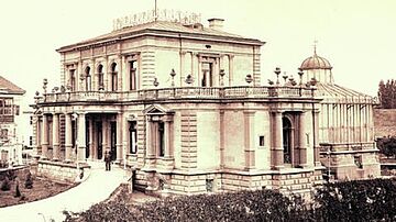 Bau der Haag Villa im Jahr 1870. Am Eingang steht eine Person