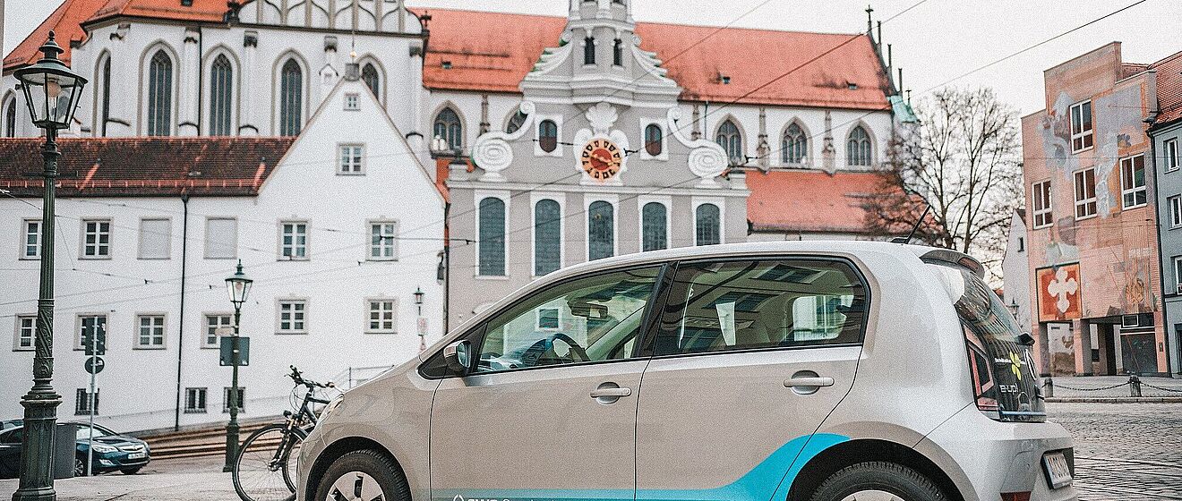 Bild eines swa Carsharing Autos, das im im Stadtgebiet Augsburg unterwegs ist.