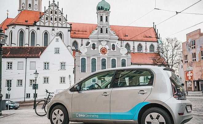Bild eines swa Carsharing Autos, das im im Stadtgebiet Augsburg unterwegs ist.