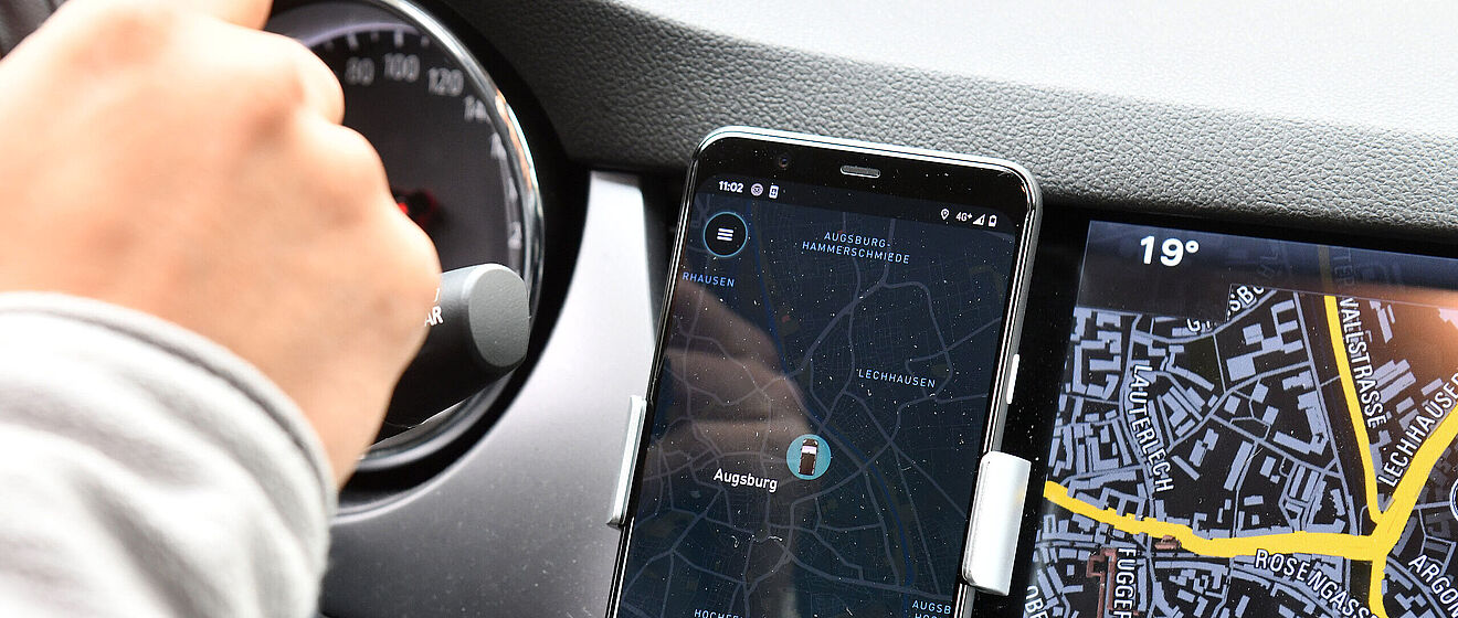 Geöffnete Swaxi-Fahrerapp in Swaxi-Auto